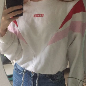 Sweetshirt - En äkta Levi’s tröja, den är oversize och är i storlek M. Har använts en del. Köparen står för frakten!