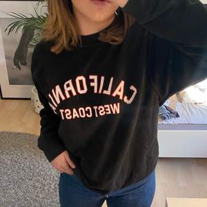 En svart sweatshirt från bohoo i str S, 165kr + fraktkostnaden 