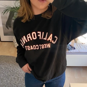 Sweatshirt  - En svart sweatshirt från bohoo i str S, 165kr + fraktkostnaden 