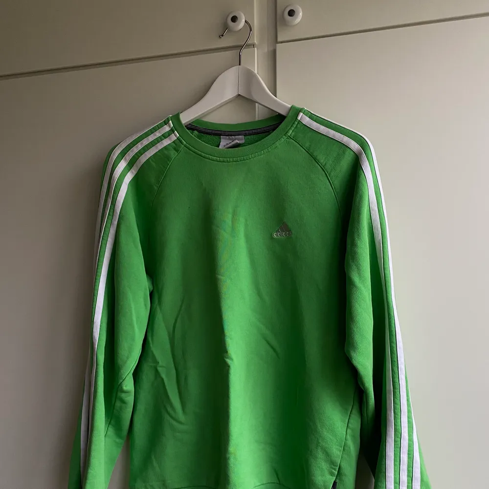 Adidas sweatshirt i en härlig grön färg! Tröjan är i storlek M och i mycket bra skick. Skriv för fler bilder💕🤛. Tröjor & Koftor.
