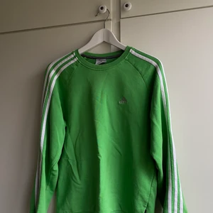 Adidas sweatshirt  - Adidas sweatshirt i en härlig grön färg! Tröjan är i storlek M och i mycket bra skick. Skriv för fler bilder💕🤛