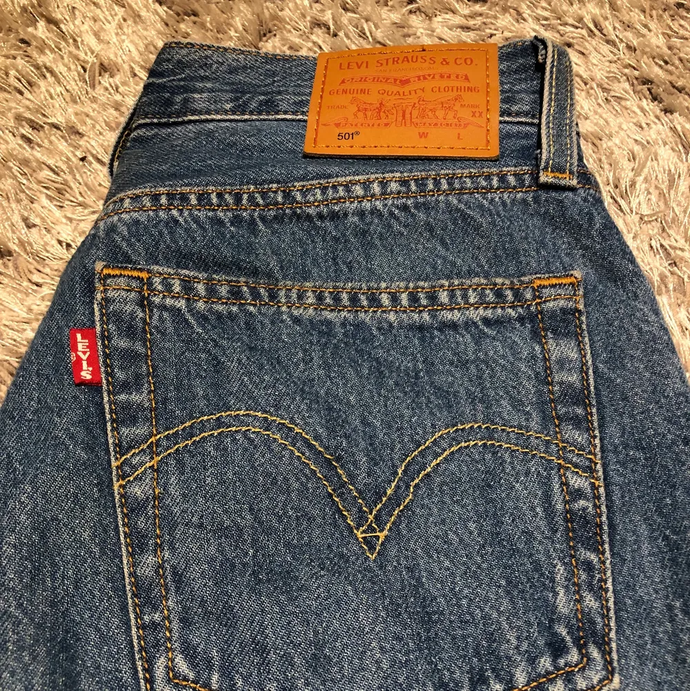 Ett par supersnygga Levis jeans, 501:or, använda ett fåtal gånger. Nästan som nya. Fråga gärna efter fler bilder.  W 26 L 30. Jeans & Byxor.