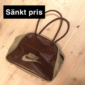 Nike väska - Stor nike väska köpt secondhand (ca 35cm bred) Litet hål vid dragkedjan vid innerfickan och därav pris (bild 3)💕 Jag tar swish!! Har sänkt priset på allt på min sida nu så kolla in det!!