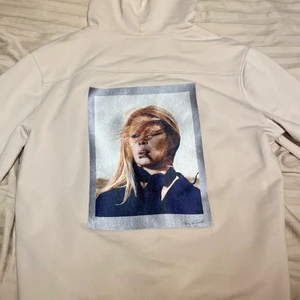 Limitato zip hoodie Strl L - Limitato zip hoodie cigarr. Storlek L. Nypris 5299. Köpte den på NK i somras och har knappt använt den. Lådan och tags följer med.