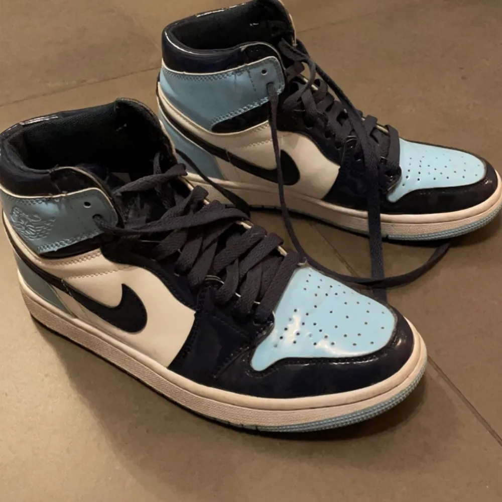 Hej! Säljer dessa blue chill jordans i nytt skick endast använda fåtals gånger. Säljer dessa då det knappt kommit till användning, men det är i väldigt god kvalite och passar på mig som är emellan storlek 38 och 39. Får jag inte ett bra pris kommer jag att behålla skorna tills vidare, så endast seriösa bud. Nypris på dessa kan kosta upp till 13000 kr och köpte mina väldigt dyrt. Frakt pris står köparen för.. Skor.