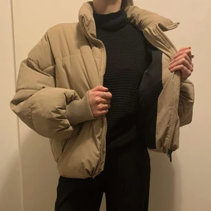 Jacka Beige  - Jättefin beige puffer jacket storlek S. Köpt här på plick men passade tyvärr inte mig och min stil. 