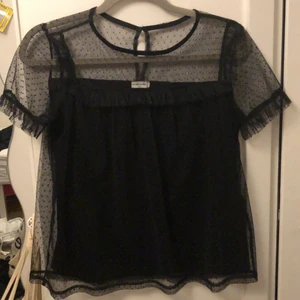 Svart jättefin topp!  - En svart jättefin festligare topp som tyvärr inte kommer till användning längre. Den är uppbyggd av två lager (ett tyg och ett mesch som ligger över). Väldigt sparsamt använd, så den befinner sig i gott skick! fler bilder kan skickas vid intresse! Köparen står för frakten 🍁🎃🍄