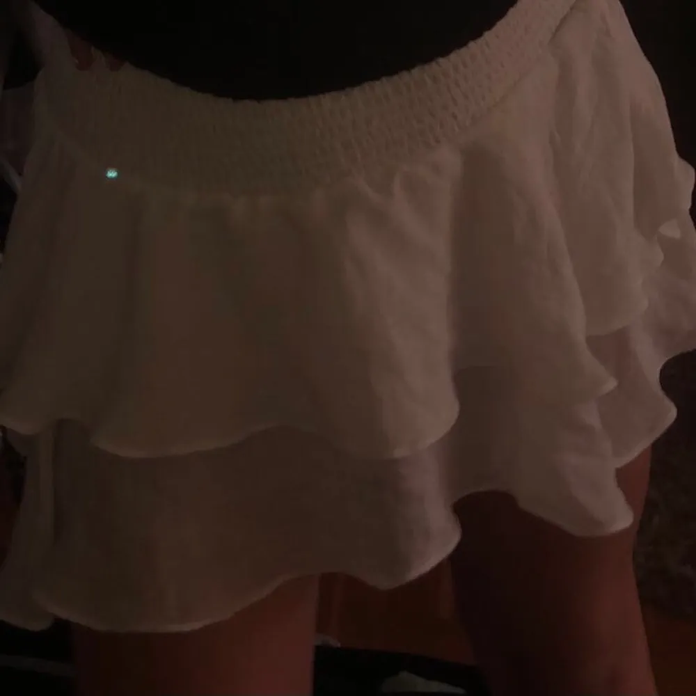 Säljer min skit snygga vita kjol från vero moda⚡️säljer pågrund av att den inte kommer till användning men i fint skick! Börjar sälja för 100 kr inkl frakt men en budgivning ⚡️är storlek M men S funkar också! . Kjolar.
