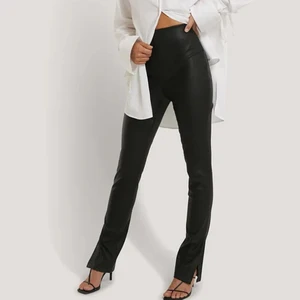 Skinnbyxor - Skinnbyxor med split från Nakd i storlek 38. Säljer för 200kr 🖤