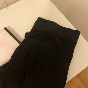 Helt vanliga simpla träningstights  - Vanliga svarta träningsbyxor ifrån only play. Köpta på Nelly strl M. 40 kr +frakt 