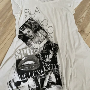 Fin yk2 lång tröja  - Väldigt fin lång tröja köpt från Tyskland. Vet inte vad det är för storlek på den men själv har jag srl XS. Man kan använda denna som klänning oxå ifall man vill det!!