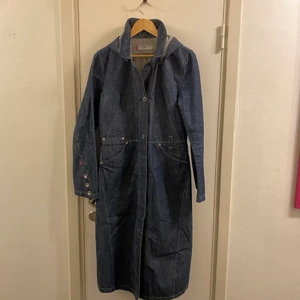 Vintage jeanskappa - Levis Engineered - En knälång jeanskappa med löstagbar huva från 90-talet. Mycket fint skick🤩 storleken är small men den passar som Medium 