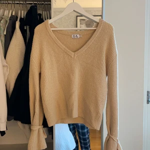 Stickad tröja - Stickad tröja från kollektionen Linn Ahlborg x NAKD. Stor i storlek så passar även S och M. Köpare står för ev. frakt