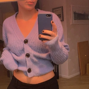 Stickad tröja - Stickad tröja från & Otter stories. Super fin kvalite och är använd nån enstaka gång. Storlek Xs. Ny pris var ca 1500kr men är redo att släppa den betydligt billigare om du är smidig!!