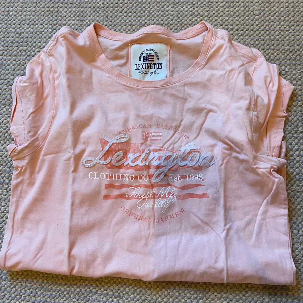 T-shirt i fin rosa färg, stlk S. Skickar via postnord med spårbart paket 66kr.. T-shirts.