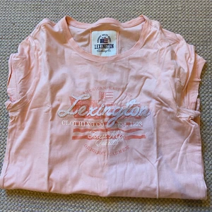 Lexington t-shitt - T-shirt i fin rosa färg, stlk S. Skickar via postnord med spårbart paket 66kr.