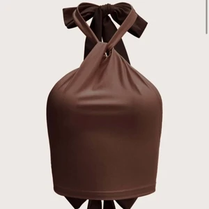 Supersnygg backless halterneck! - Extremt snygg topp i en fin brun färg! Säljer pga för liten för mig! Sitter dock så sjuukt snygg samt bra kvalité/material!