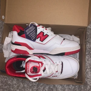 New balance 550 - Säljer dessa new balance 550 skor. Helt nytt skick dvs aldrig använda, endast testade då de tyvärr inte passade på mig. I princip slutsålda i denna storlek och väldigt svåra att få tag på! Kostar över 2000kr på stockx💞 (sista bilden är lånad)