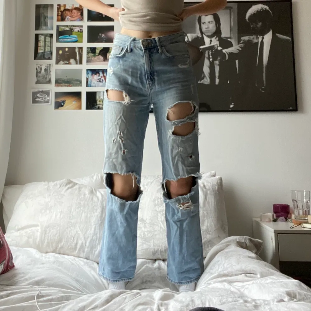 Supercoola ripped jeans från H&M. De har straight fit med hög midja. På bilderna är de skrynkliga med kommer stryka dem innan frakt! Använda ett fåtal gånger. Köparen står för frakt💖. Jeans & Byxor.