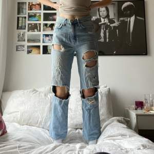Supercoola ripped jeans från H&M. De har straight fit med hög midja. På bilderna är de skrynkliga med kommer stryka dem innan frakt! Använda ett fåtal gånger. Köparen står för frakt💖