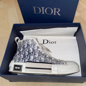 DIOR B23 High-top sneakers - Säljer min brors skor då han flyttat och dessa underbara passar tyvärr ingen annan i familjen. De är ganska välanvända! Köpta i DIOR, LONDON. Herrstorlek 39 så de är lite stora i storleken. Modellen är dock samma för herr som dam, ingen skillnad på modellerna. ‼️Dessa är kvar, men jag är på resa just nu, är tillbaks 14/11. Då kan dom säljas!‼️