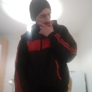 Adidas Originals Urban RED/BLACK[Size M] - Adidas Originals Urban Hood in red/black size Medium. 100% polyester (fully wind but not even close to rainproof) worn over summer of 2020/21. Excellent condition. Costs 1449kr new with the bottoms then. The top on its own usually sells for 900+ snd the bottoms for around. 500.