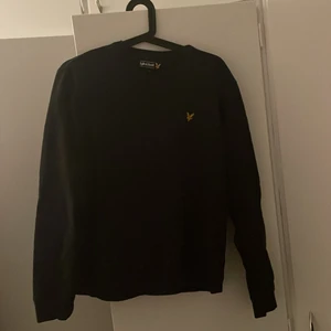 lyle&scott - lyle&scott sweetshirt mörkblå stolek: S  fint skick! 