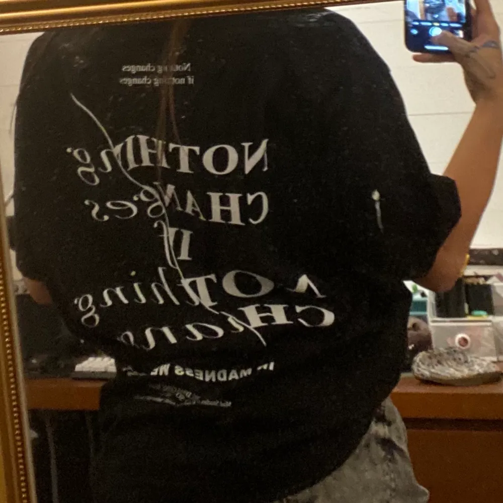 Trycket säger ”nothing changes if nothing changes” rätt så oversized, använd men tvättad och utan fläckar. Original pris 299kr . T-paidat.