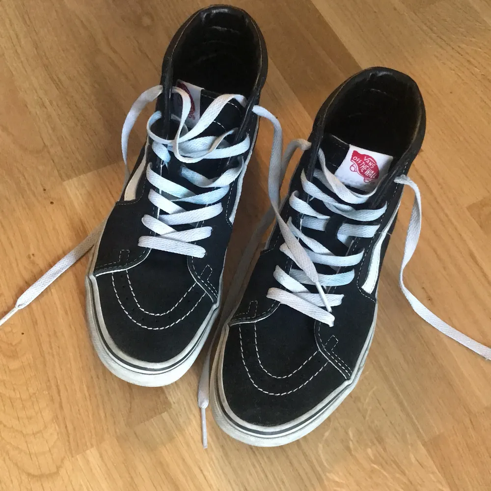 Ett par höga Vans old school. I fint skick! Säljer då de tyvärr inte kommer till användning längre. . Skor.