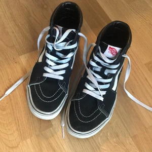 Vans old school  - Ett par höga Vans old school. I fint skick! Säljer då de tyvärr inte kommer till användning längre. 