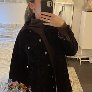 Jacka - Supersnygg skjortjacka från only i manchestertyg. Köpt för ca 1 år sedan men är varsamt använd så inga defekter! 💕