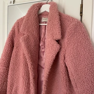 Kappa - Säljer nu min älskade neo noir kappa… den är förliten men färgen är så himla fin!! Köpt på Face i Borås för närmare 2000;- men använd så därav priset!