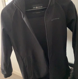 Sail racing - Säljer denna sailracing jacka, köpt för 2000 säljer för 1500, pris kan diskuteras. Använt endast några gånger!! Helt ny