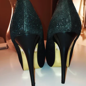 Oanvända heels med peeptoe, 38  - Svarta klackar med skimmer, ca 2 cm platå och öppen tå. Endast testade!
