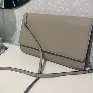 Väska  - Använd fåtal gånger, säljs pga oanvändning. 