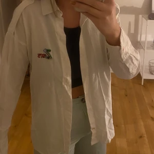 Overshirt Zara  - Overshirt från zara med coolt tryck! Sparsamt använd, köpt i Spanien. Storlek passar S, köparen står för frakten och betalning via swish🤎🤎🤎