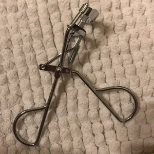 Ögonfransböjare - Ögonfransböjare från The Body shop 