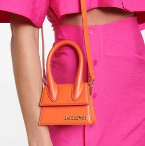 Säljer en helt ny orange Jacquemus väska ( ej äkta) super fin och bra kvalitet, skriv för mer bilder !💜