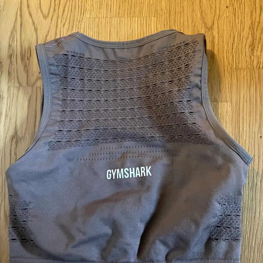 En jätte fin gymshark topp i smutsrosa färg. Har tyvärr inte kommit så mycket till andvändning dock :( nypris låg på 280 om jag minns rätt. Uttänjbar i st. Hoodies.