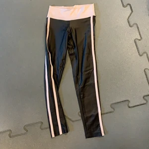 Bia brazil glansiga tights S 36 träningstights träning sport gym - Fina snygga tights med ränder på sidorna. St S passar xs/s. Sköna bra med strech normal midja. Samfraktar!