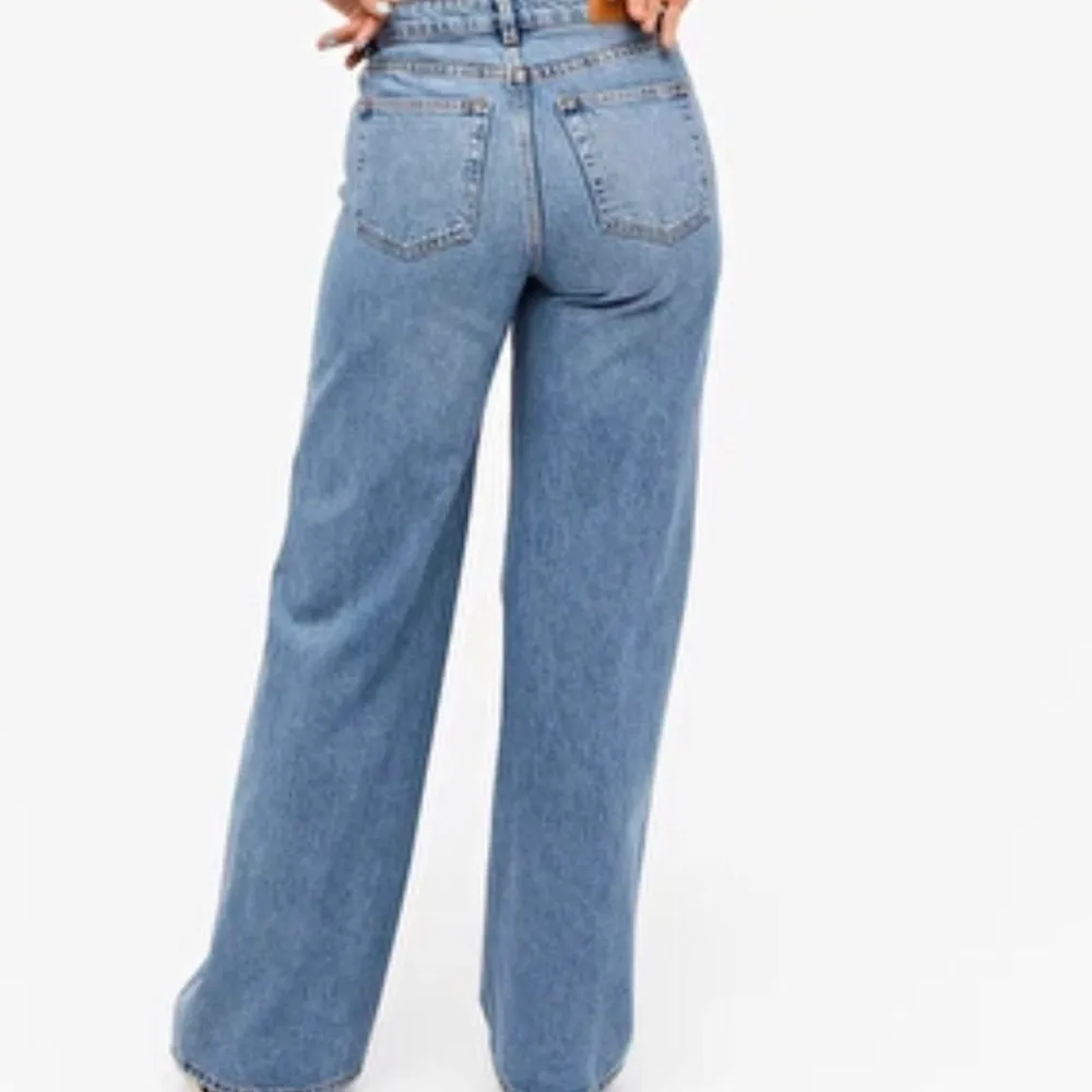 Jättefina vida blå jeans, bra skick! Nypris:400kr. Jeans & Byxor.