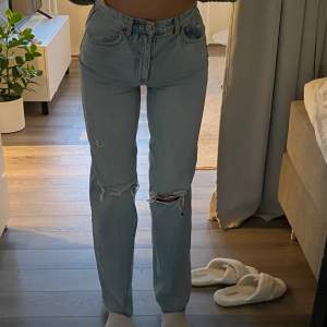 Helt nya jeans från zara, säljes då jag har ett par liknande. Superfin passform och bra längd.
