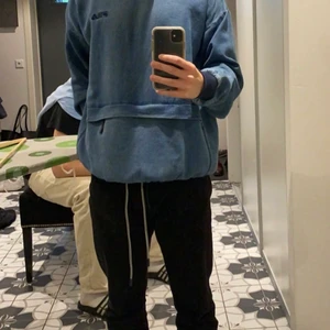 Vintage Fila Tröja - Säljer denna trendiga fila tröjan, som är vintage. Tröjan är i jättebra skick utan några som helst anmärkningar. Tröjan är oversized och är i storlek medium. Passar bra på både tjejer och killar. Kan mötas upp i Sundsvall om det önskas! Du får gärna skriva privat om det önskas fler bilder på plagget :)