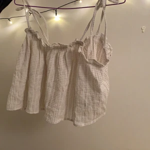 Linne - Säljer mitt supersöta linne från Hm💕💕 den är ganska kort o passar sjukt bra till typ allt! Materialet är likt linnetyg 