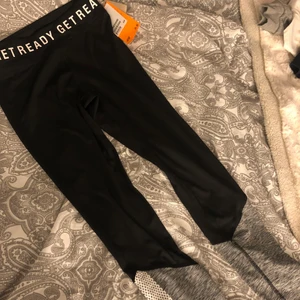 Träningsbyxor  - Helt nya träningsbyxor från hm, prislappen är kvar då de aldrig är använda💓