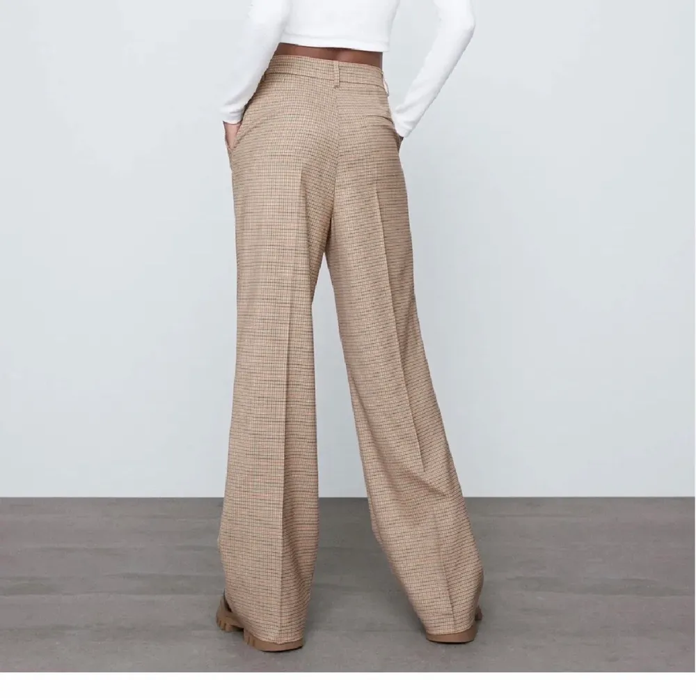 Snygga kostymbyxor från zara❣️ Bra i lång för mig som är 178cm 💛 . Jeans & Byxor.