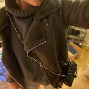 Jätte snygg brun jacka ❣️ - Super snygg mörk brun jacka från zara!! Jätte varm, perfekt nu till hösten💘 Stor i stl