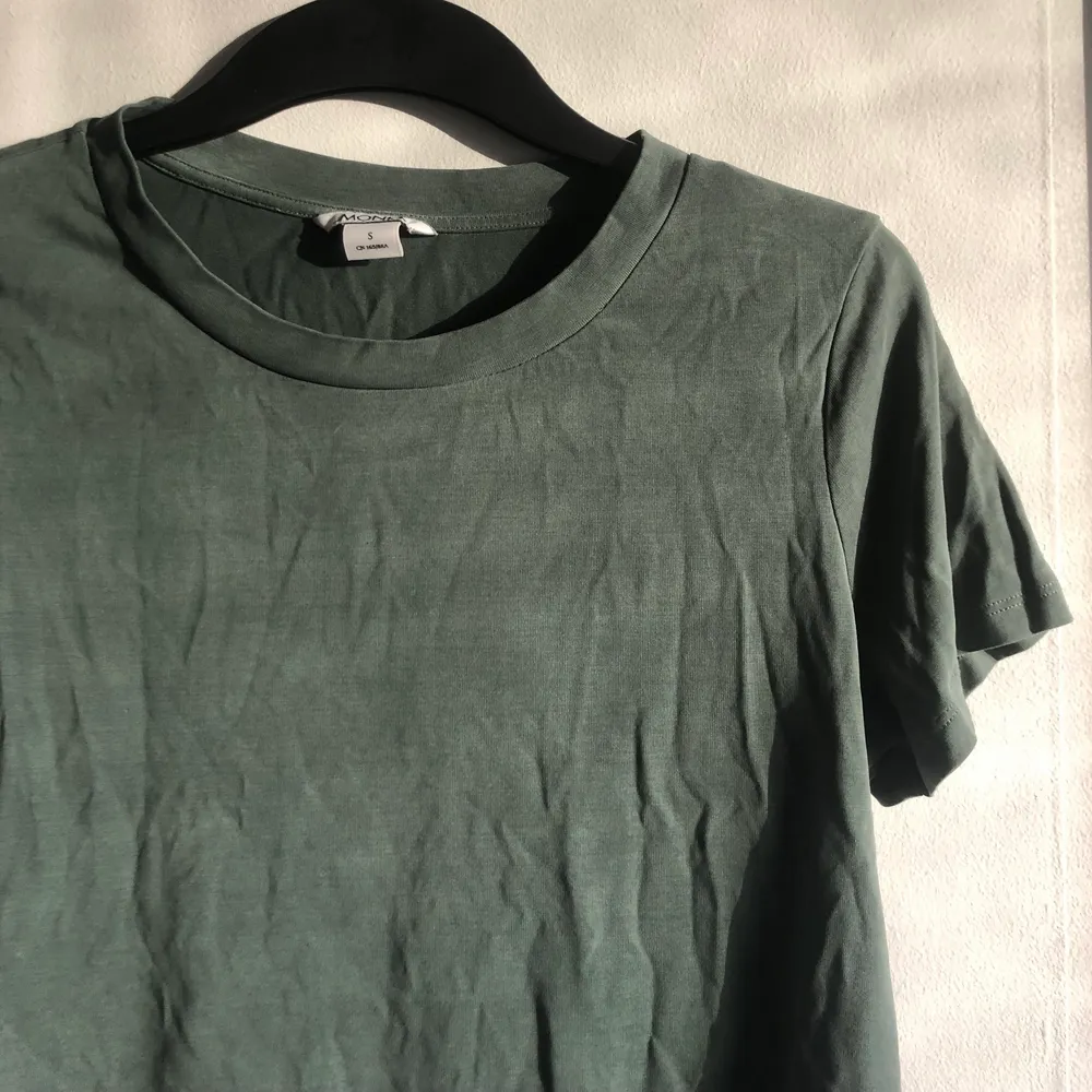 Säljer en grön t-shirt från monki i storlek Small. Material: 70% modal och 30% polyester. Skick: använd fåtal gånger, inget att anmärka på 🌟. T-shirts.