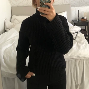 Polotröja från NA-KD  - Svart polotröja från NA-KD, aldrig använd✨ Den sitter inte för tajt runt halsen🌷 köpare står för frakt🎀