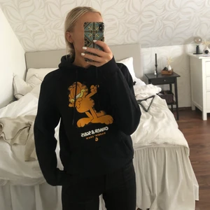 Garfield x cayler & sons - Hoodie från garfield x cayler and sons som är använd ett fåtal gånger✨ herrmodell🎀  köpare står för frakten